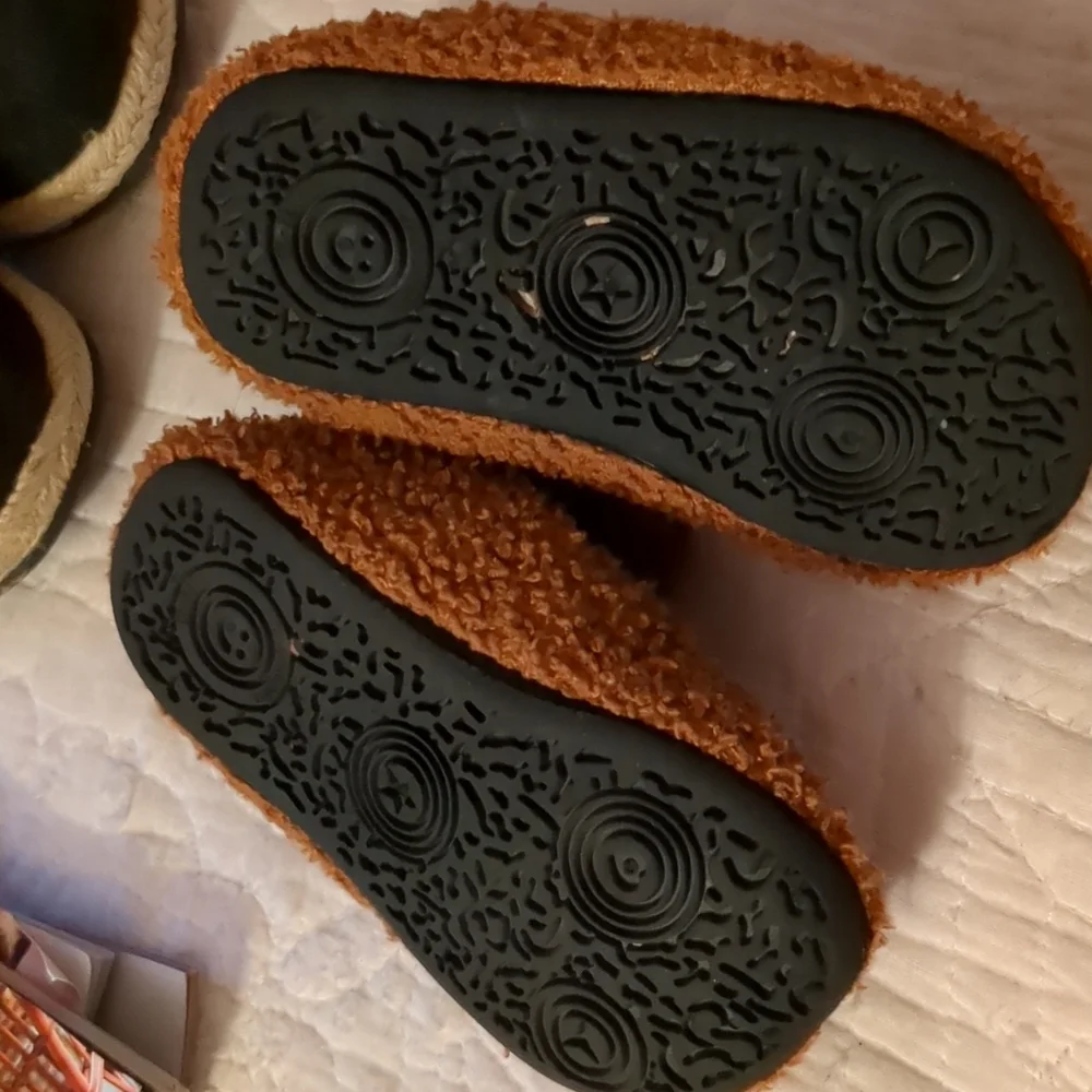🤎 Brown Fuzzy Kids Slippers - Picture 6 of 6